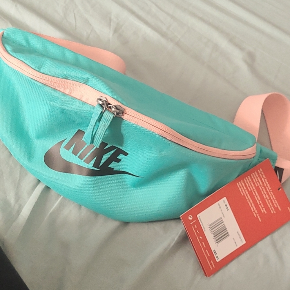 NEVER WORN Nike Heritage Fanny Pack